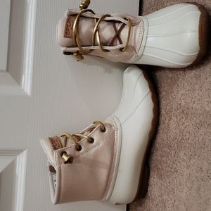 Sperry waterproof rubber boots. Size 8.5 cream& gold.